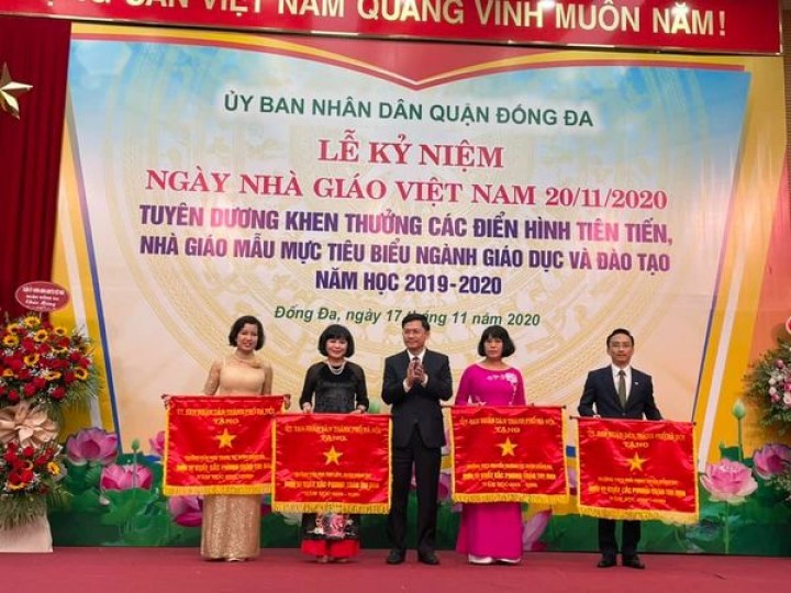 Nhà trường được UBND TP Hà Nội tặng Cờ cho đơn vị xuất sắc trong phong trào thi đua năm học 2019–2020
