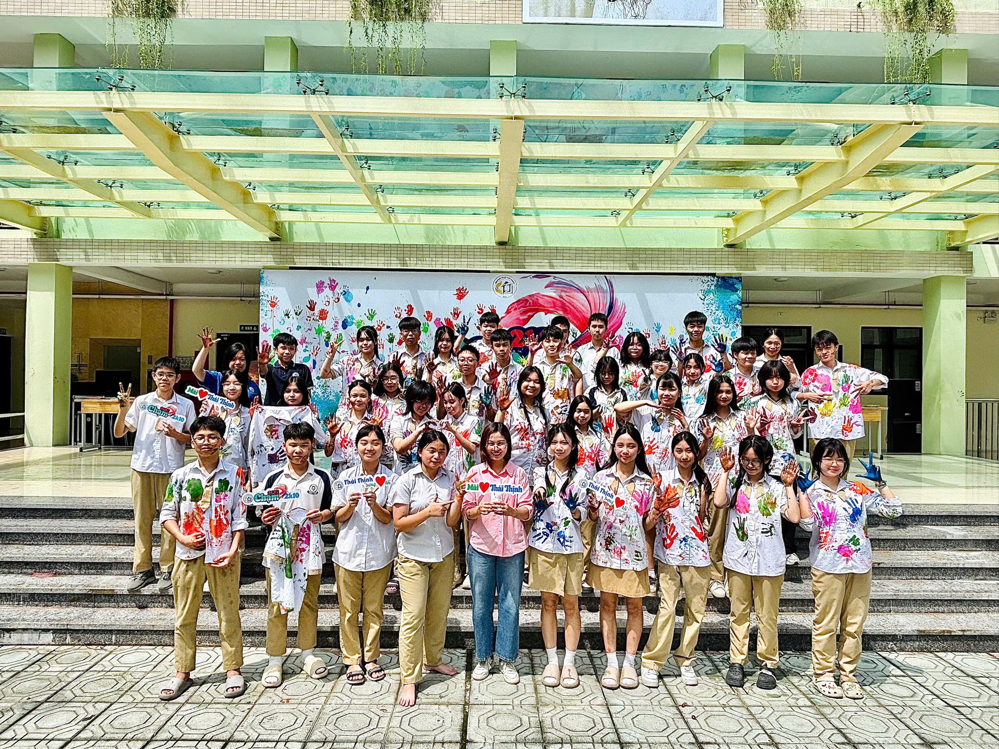 Hãy CHẠM vào những ước mở của mình, chạm vào tình bạn, chạm vào những ký ức đẹp... để mang theo suốt hành trình tương lai