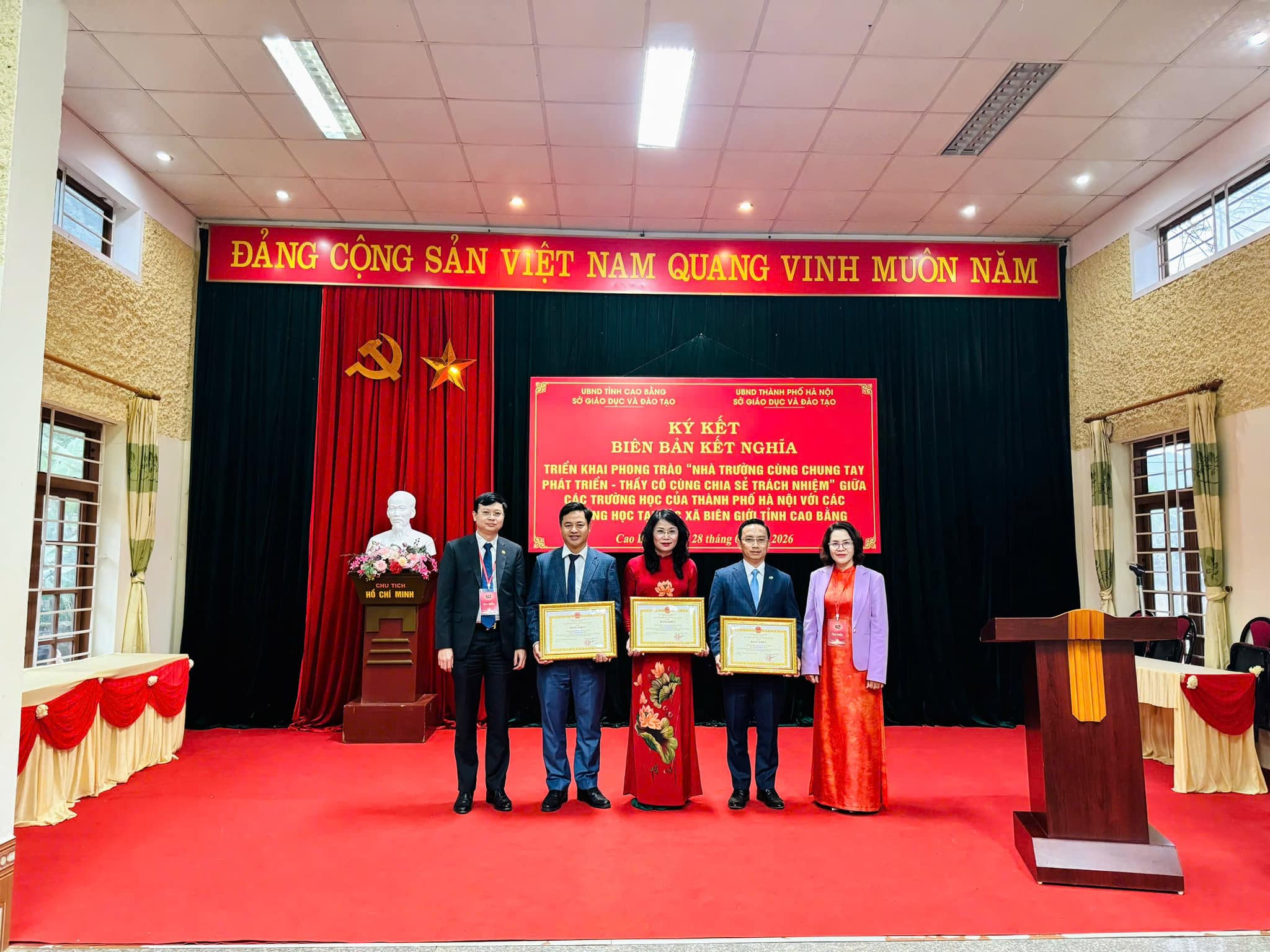 Lễ ký kết kết nghĩa và trao Bằng khen trong chương trình “Nhà trường cùng chung tay phát triển – Thầy cô cùng sẻ chia trách nhiệm