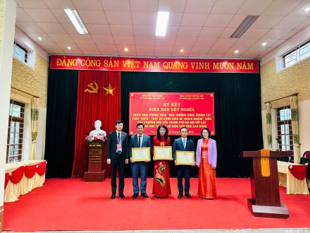 Lễ ký kết kết nghĩa và trao Bằng khen trong chương trình “Nhà trường cùng chung tay phát triển – Thầy cô cùng sẻ chia trách nhiệm