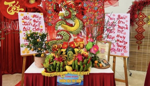 SẮC XUÂN DƯỚI TÁN BÀNG – MÂM NGŨ QUẢ THÁI THỊNH TỎA SÁNG