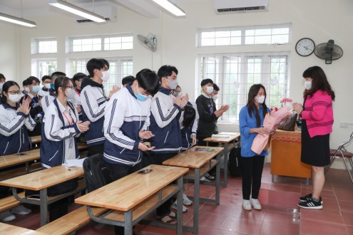 Học sinh lớp 12 thành phố Vinh vui mừng đến trường sau 3 tháng học trực tuyến