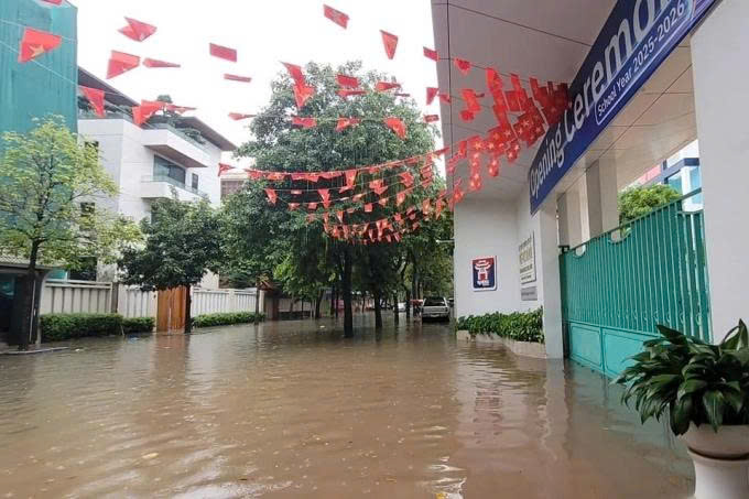 Các trường ở Hà Nội đồng loạt chuyển học online vì lo ngập